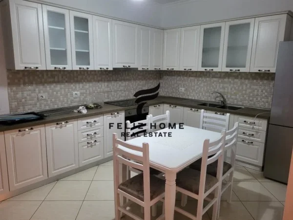 Tirane, jepet me qera apartament 3+1 Kati 2, 228 m² 600 € (TEG)