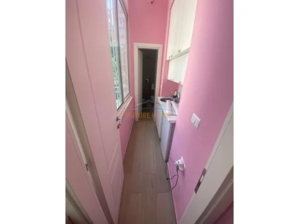 Qera, Njesi Komerciale, prane në Stadiumit Dinamo.