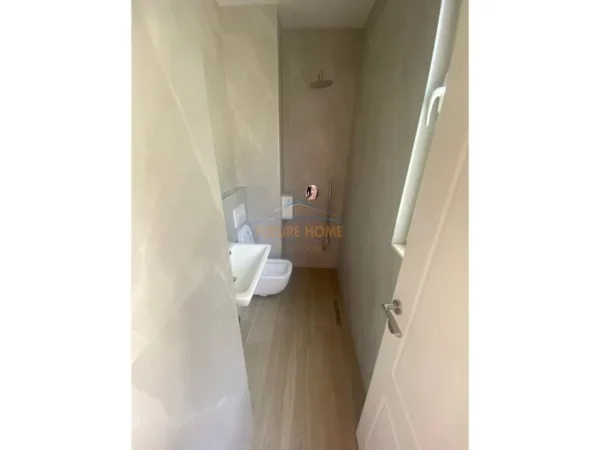 Qera, Njesi Komerciale, prane në Stadiumit Dinamo.