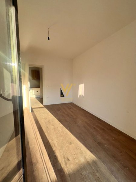 Tirane, jepet me qera zyre Kati 6, 75 m² 600 € (KOMUNA E PARISIT)