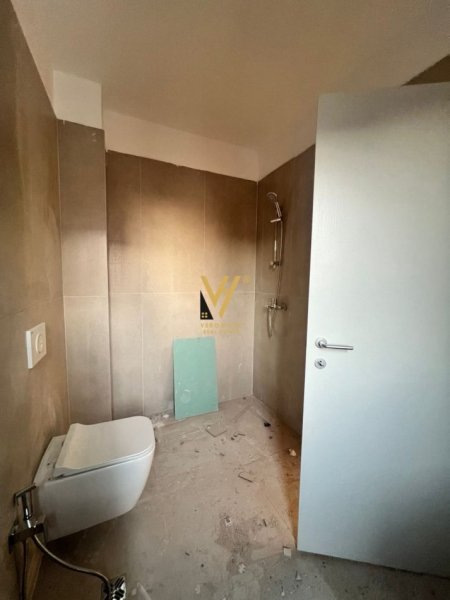 Tirane, jepet me qera zyre Kati 6, 75 m² 600 € (KOMUNA E PARISIT)