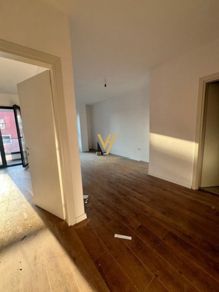 Tirane, jepet me qera zyre Kati 6, 75 m² 600 € (KOMUNA E PARISIT)