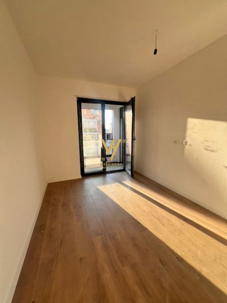 Tirane, jepet me qera zyre Kati 6, 75 m² 600 € (KOMUNA E PARISIT)