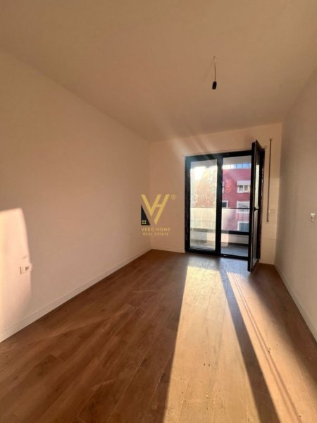 Tirane, jepet me qera zyre Kati 6, 75 m² 600 € (KOMUNA E PARISIT)