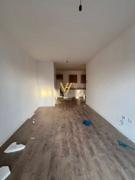 Tirane, jepet me qera zyre Kati 6, 75 m² 600 € (KOMUNA E PARISIT)