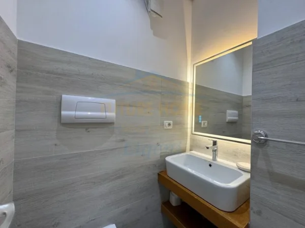 Tirane, jepet me qera apartament 2+1 Kati 2, 110 m² 950 € 