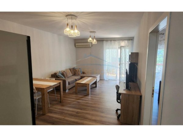 Tirane, jepet me qera apartament 2+1+Ballkon Kati 4, 100 m² 850 € (Liqeni i thate)