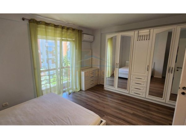Tirane, jepet me qera apartament 2+1+Ballkon Kati 4, 100 m² 850 € (Liqeni i thate)