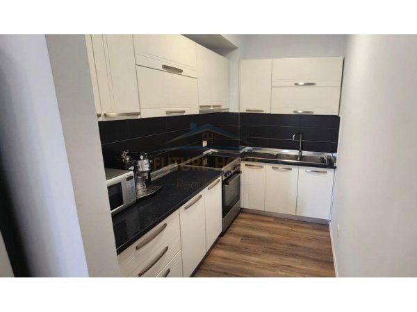 Tirane, jepet me qera apartament 2+1+Ballkon Kati 4, 100 m² 850 € (Liqeni i thate)