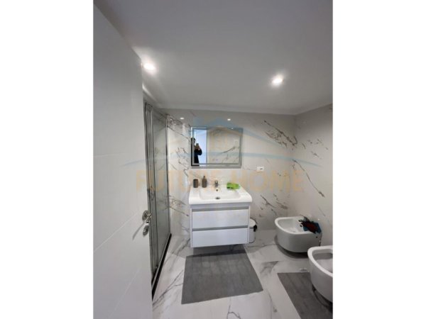 Tirane, jap me qera apartament duplex 2+1+Ballkon Kati 1, 80 m² 750 € (Liqeni i Thate)