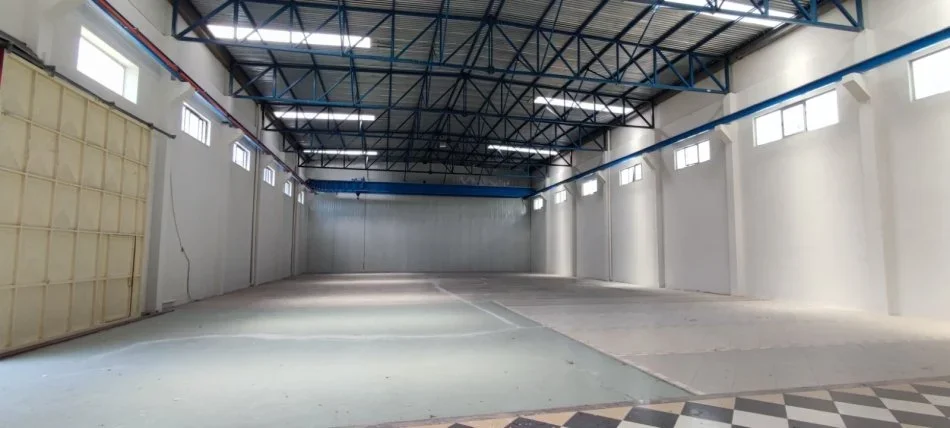 Tirane, jepet me qera ambjent biznesi Kati 0, 2.300 m² 4.500 € (Vore)