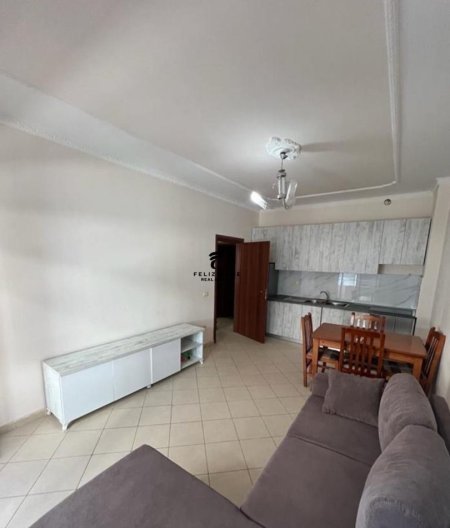 Tirane, jepet me qera apartament 3+1 Kati 2, 180 m² 600 € (TREGU ELEKTRIK)
