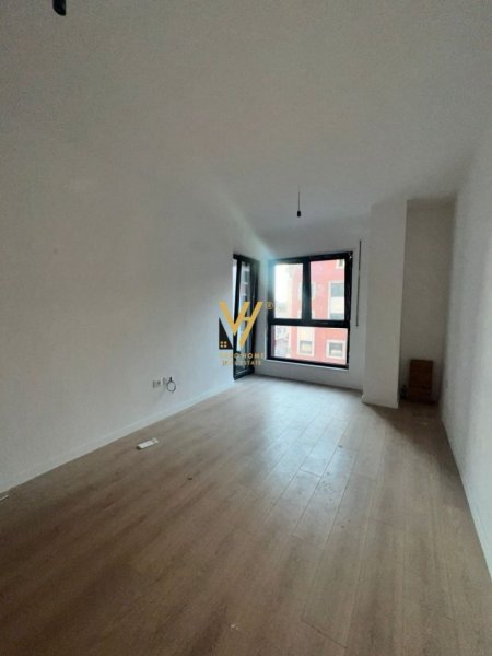 Tirane, jepet me qera zyre Kati 4, 76 m² 600 € (KOMUNA E PARISIT)