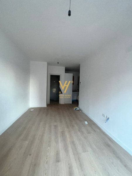 Tirane, jepet me qera zyre Kati 4, 76 m² 600 € (KOMUNA E PARISIT)