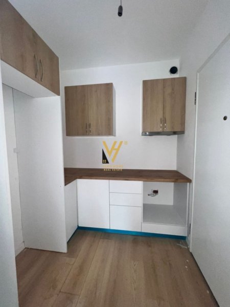 Tirane, jepet me qera zyre Kati 4, 76 m² 600 € (KOMUNA E PARISIT)