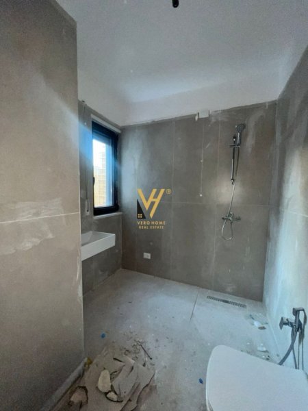Tirane, jepet me qera zyre Kati 4, 76 m² 600 € (KOMUNA E PARISIT)