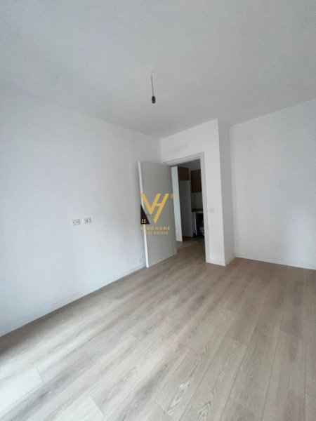 Tirane, jepet me qera zyre Kati 4, 76 m² 600 € (KOMUNA E PARISIT)