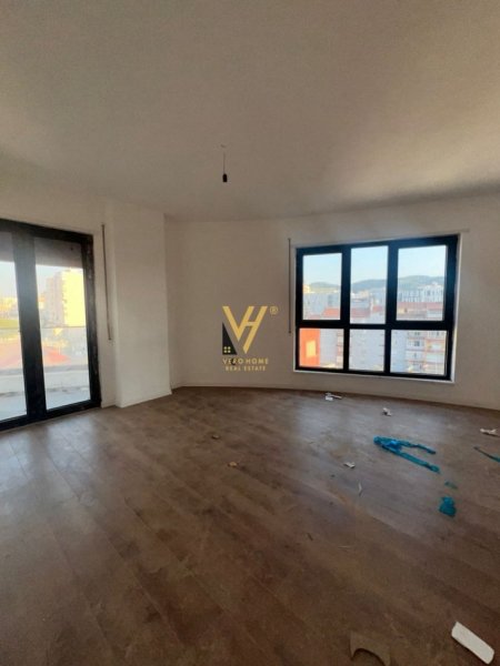 Tirane, jepet me qera zyre Kati 5, 95 m² 700 € (KOMUNA E PARISIT)