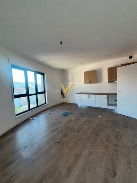 Tirane, jepet me qera zyre Kati 5, 95 m² 700 € (KOMUNA E PARISIT)