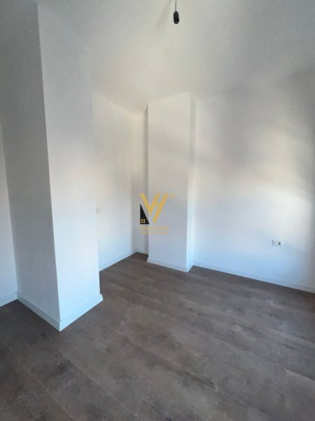 Tirane, jepet me qera zyre Kati 5, 95 m² 700 € (KOMUNA E PARISIT)
