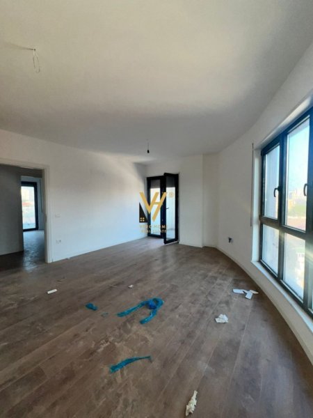 Tirane, jepet me qera zyre Kati 5, 95 m² 700 € (KOMUNA E PARISIT)