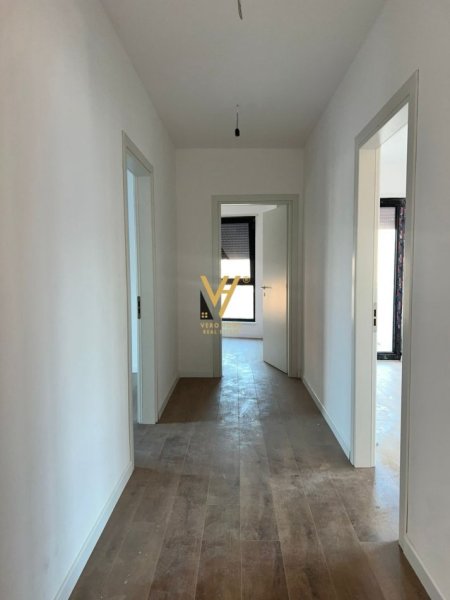 Tirane, jepet me qera zyre Kati 5, 95 m² 700 € (KOMUNA E PARISIT)