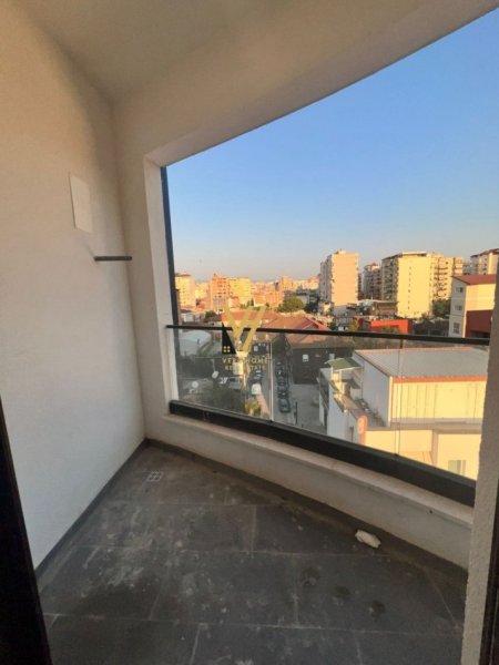 Tirane, jepet me qera zyre Kati 5, 95 m² 700 € (KOMUNA E PARISIT)