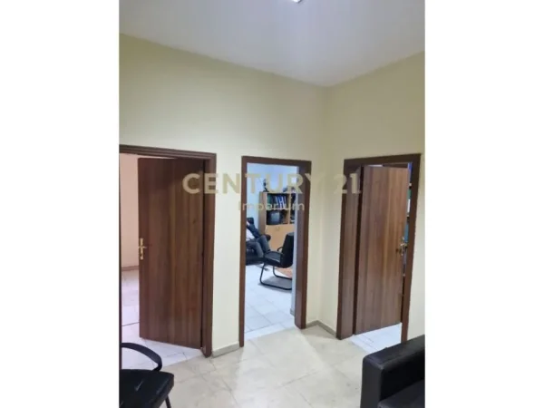 Tirane, jepet me qera zyre Kati 1, 95 m² 1.400 € (Ish Blloku)