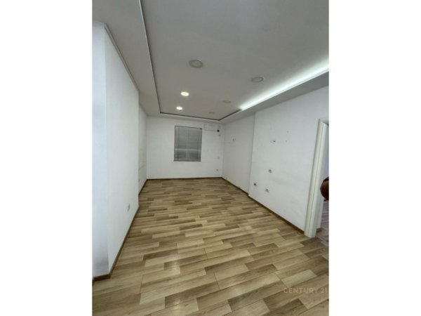 Tirane, jepet me qera zyre Kati 4, 70 m² 700 € (Libri universitar)