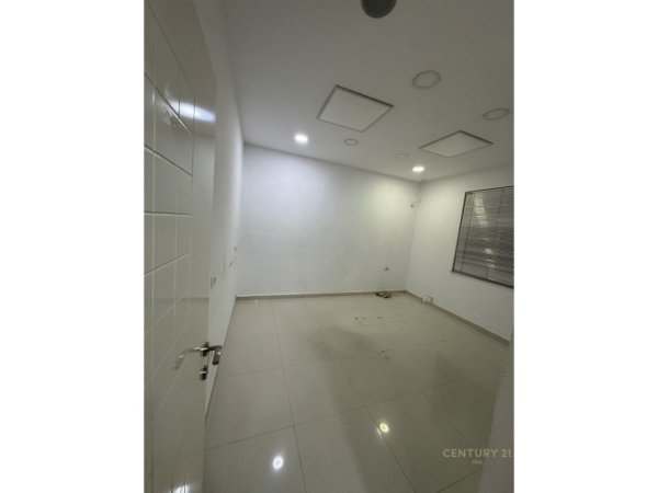 Tirane, jepet me qera zyre Kati 4, 70 m² 700 € (Libri universitar)