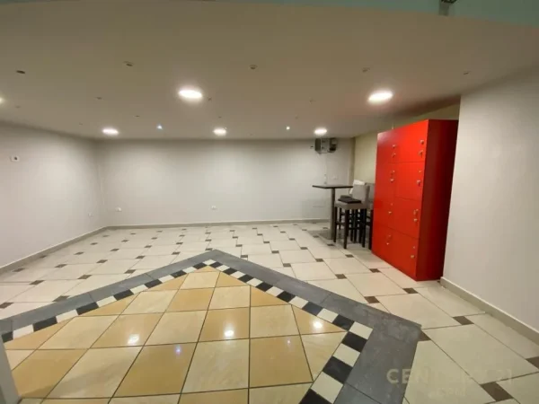 Tirane, jepet me qera ambjent biznesi Kati 1, 55 m² 600 € 