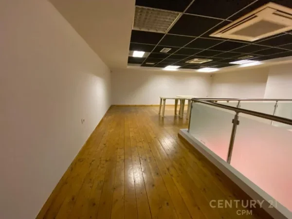 Tirane, jepet me qera ambjent biznesi Kati 1, 55 m² 600 € 