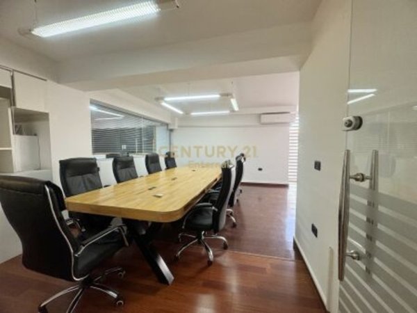 Tirane, jepet me qera zyre Kati 2, 156 m² 2.000 € 