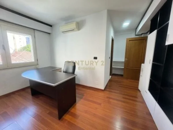 Tirane, jepet me qera zyre Kati 2, 156 m² 2.000 € 