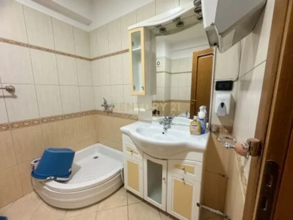 Tirane, jepet me qera zyre Kati 2, 156 m² 2.000 € 
