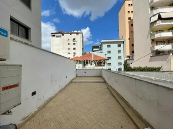Tirane, jepet me qera zyre Kati 2, 156 m² 2.000 € 