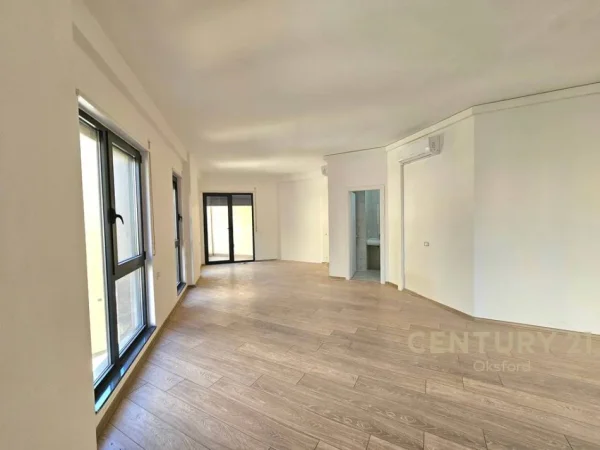 Tirane, jepet me qera ambjent biznesi Kati 2, 100 m² 800 € 