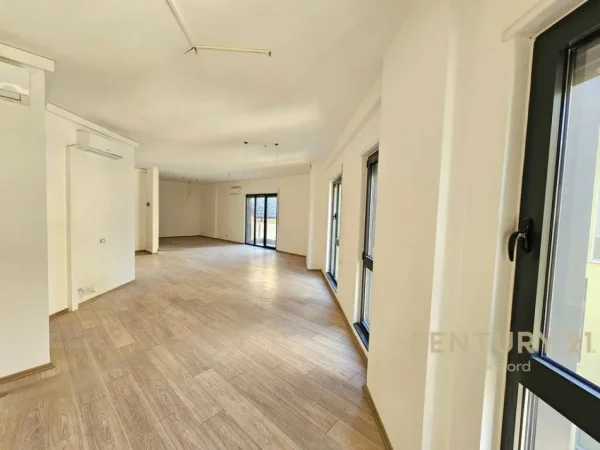 Tirane, jepet me qera ambjent biznesi Kati 2, 100 m² 800 € 