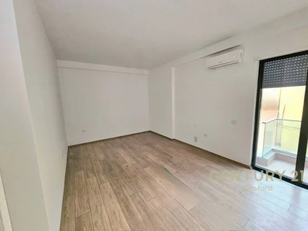 Tirane, jepet me qera ambjent biznesi Kati 2, 100 m² 800 € 