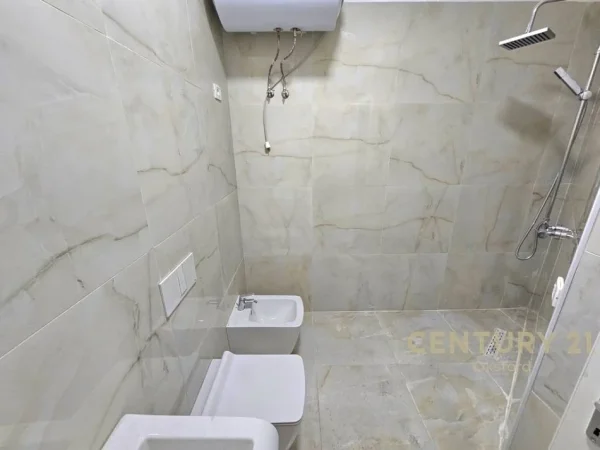 Tirane, jepet me qera ambjent biznesi Kati 2, 100 m² 800 € 