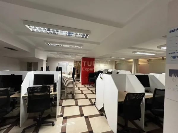 Tirane, jepet me qera zyre Kati 2, 140 m² 2.400 € (Qender)