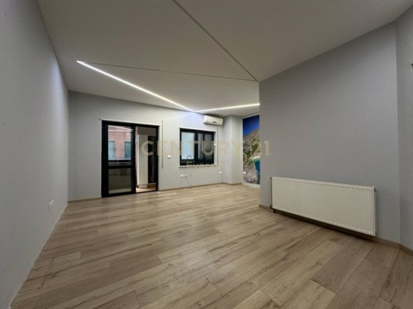 Tirane, jepet me qera ambjent biznesi Kati 3, 443 m² 1.000 € (Qender)