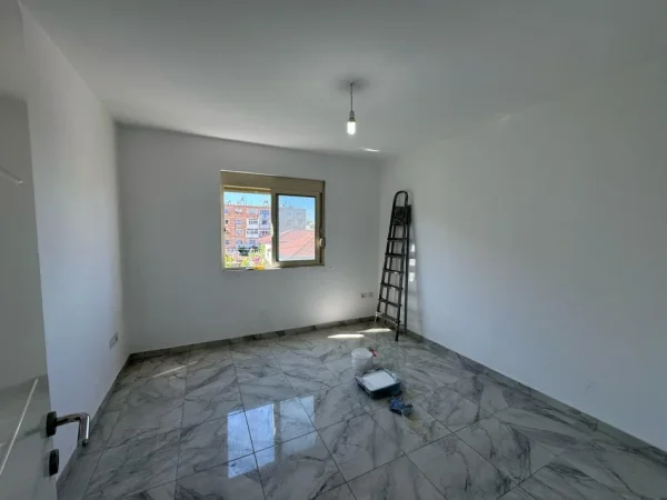 Tirane, jepet me qera 2+1+Aneks+Ballkon Kati 3, 75 m² 350 € (Prane Shkolles Bajram Curri, Allias)