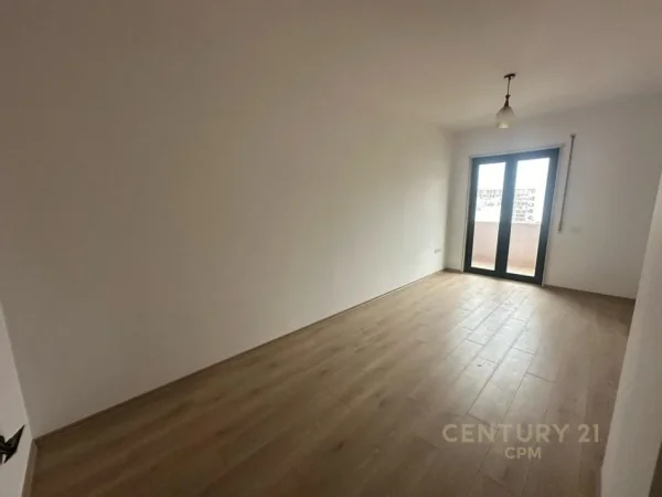 Tirane, jepet me qera ambjent biznesi Kati 9, 119 m² 1.500 € (Qender)