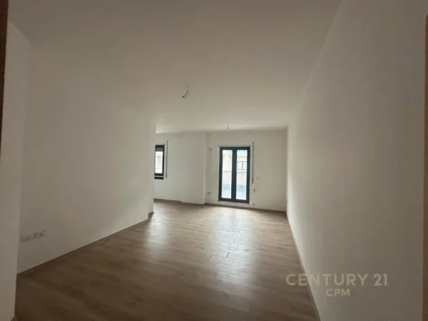 Tirane, jepet me qera ambjent biznesi Kati 9, 119 m² 1.500 € (Qender)