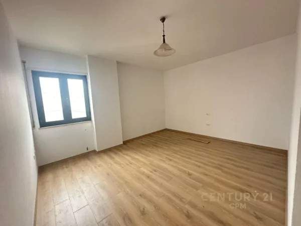 Tirane, jepet me qera ambjent biznesi Kati 9, 119 m² 1.500 € (Qender)