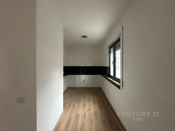 Tirane, jepet me qera ambjent biznesi Kati 9, 119 m² 1.500 € (Qender)