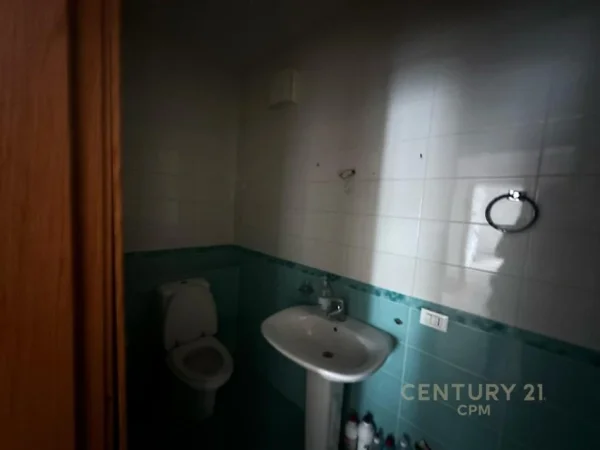 Tirane, jepet me qera ambjent biznesi Kati 9, 119 m² 1.500 € (Qender)