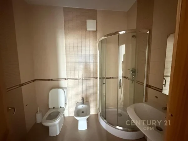 Tirane, jepet me qera ambjent biznesi Kati 9, 119 m² 1.500 € (Qender)