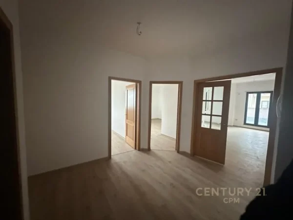 Tirane, jepet me qera ambjent biznesi Kati 9, 119 m² 1.500 € (Qender)